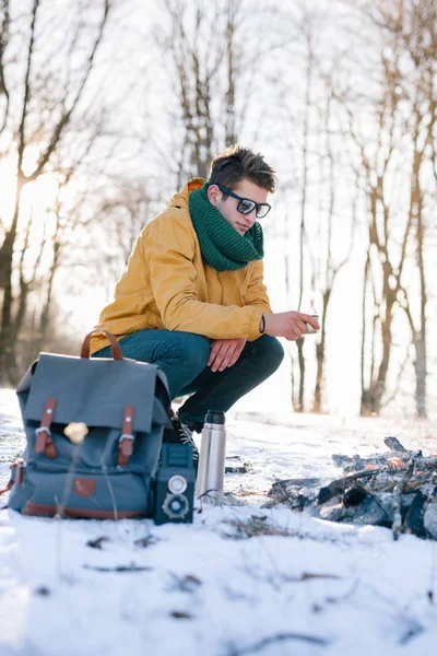 Adam dağda kamp ateşi rahatlatıcı