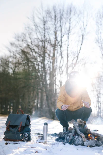 Genç adam kış ormanında