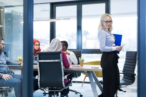 Forretningsfolk ved det moderne lysende kontoret – stockfoto