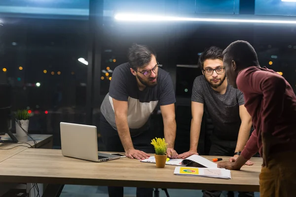 Forretningsfolk som arbeider i kontor – stockfoto