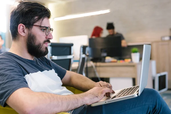 Sakallı işadamı laptop ile çalışma