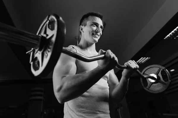 Lekkoatletycznego mężczyzna trening w siłowni — Zdjęcie stockowe