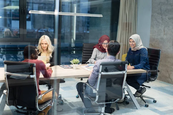 사무실에서 다양 한 문화 사업 팀 — 스톡 사진