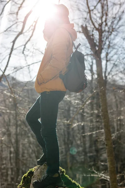 Jovem na floresta — Fotografia de Stock