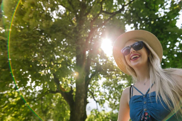 Gülümseyen genç sarışın kadın.