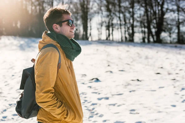 Genç adam kış ormanında