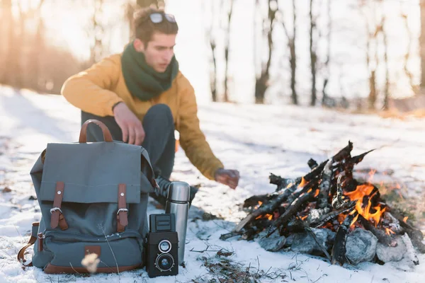 Adam dağda kamp ateşi rahatlatıcı