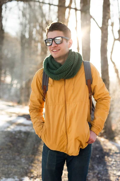 Joven en el bosque — Foto de Stock