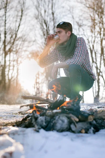 Yakışıklı beyaz izci adam 
