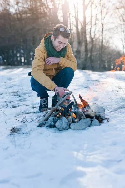Adam dağda kamp ateşi rahatlatıcı
