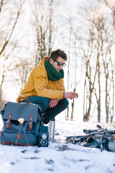 Genç adam kış ormanında