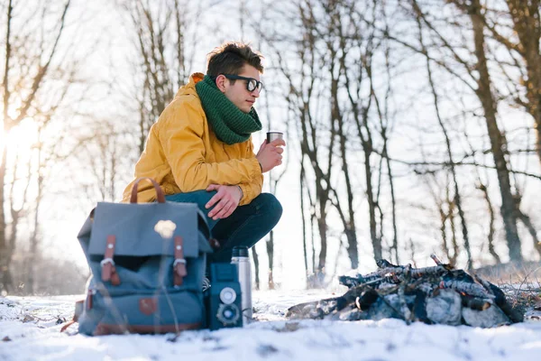 Adam dağda kamp ateşi rahatlatıcı
