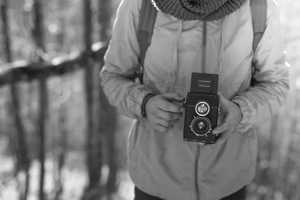 Junger Mann mit Oldtimer-Kamera — Stockfoto