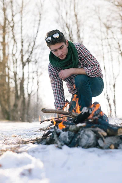 Yakışıklı beyaz izci adam 
