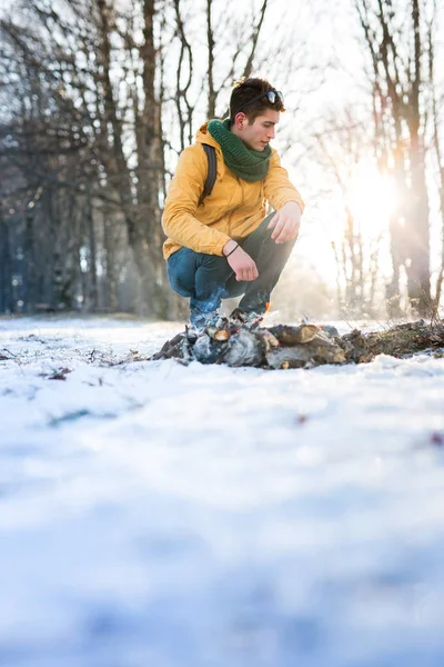 Young man in winter forest — Stock Photo, Image