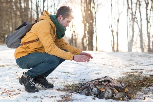 Yakışıklı beyaz izci adam 