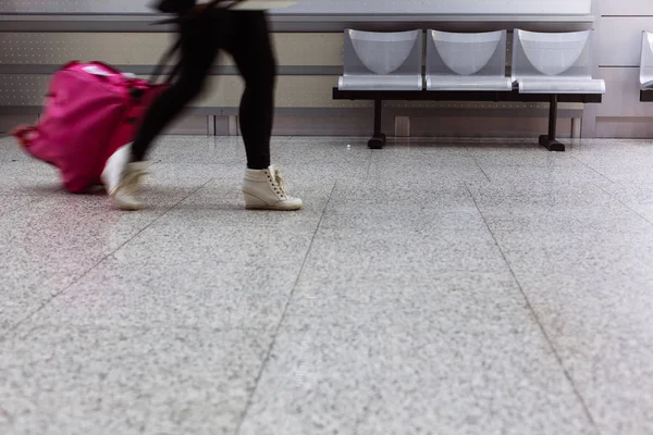 Женщина, идущая в аэропорт — стоковое фото