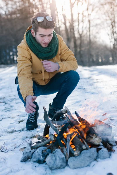 Adam dağda kamp ateşi rahatlatıcı