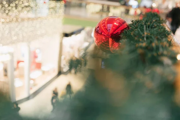 Rote Weihnachtskugel Auf Grünen Zweigen Nahsicht lizenzfreie Stockbilder