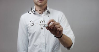 Cam üzerinde yazılı genç adam