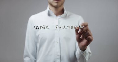 Cam üzerinde yazılı genç adam