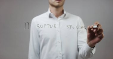 Cam üzerinde yazılı genç adam