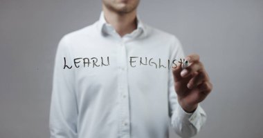 Cam üzerinde yazılı genç adam