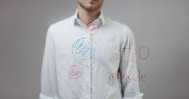 Cam üzerinde yazılı genç adam