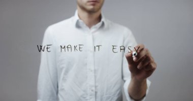 Cam üzerinde yazılı genç adam