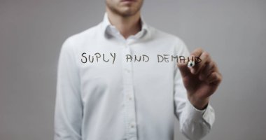 Cam üzerinde yazılı genç adam