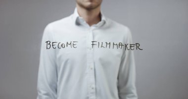 Cam üzerinde yazılı genç adam