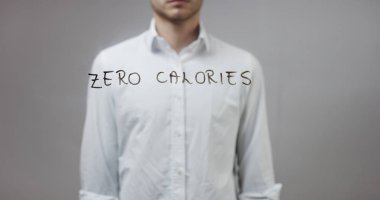 Cam üzerinde yazılı genç adam