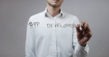 Cam üzerinde yazılı genç adam