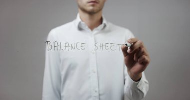 Cam üzerinde yazılı genç adam