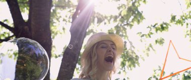 Sarışın kız sabun köpüğü üfleme