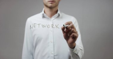 Cam üzerinde yazılı genç adam