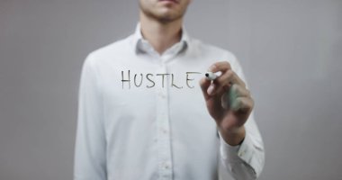 Cam üzerinde yazılı genç adam