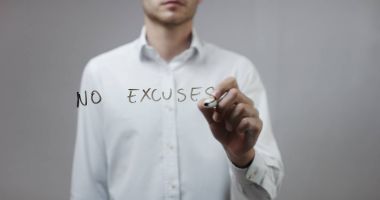 Cam üzerinde yazılı genç adam