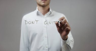 Cam üzerinde yazılı genç adam