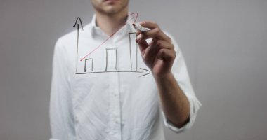 Cam üzerinde yazılı genç adam