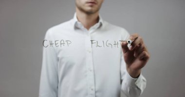 Cam üzerinde yazılı genç adam