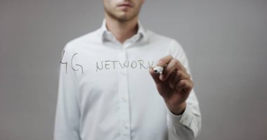 Cam üzerinde yazılı genç adam