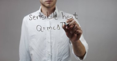 Cam üzerinde yazılı genç adam