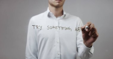 Cam üzerinde yazılı genç adam