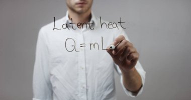 Cam üzerinde yazılı genç adam