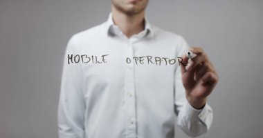 Cam üzerinde yazılı genç adam