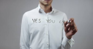 Cam üzerinde yazılı genç adam