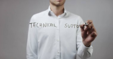 Cam üzerinde yazılı genç adam