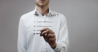 Cam üzerinde yazılı genç adam