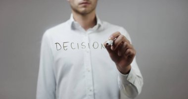 Cam üzerinde yazılı genç adam